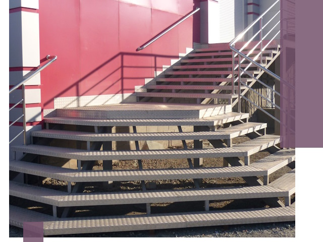 Лестницы для магазина в Кандалакше — изготовление и монтаж