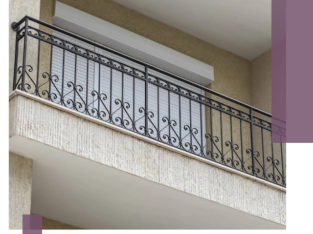 Балконные ограждения из металла и стекла в Кандалакше для домов