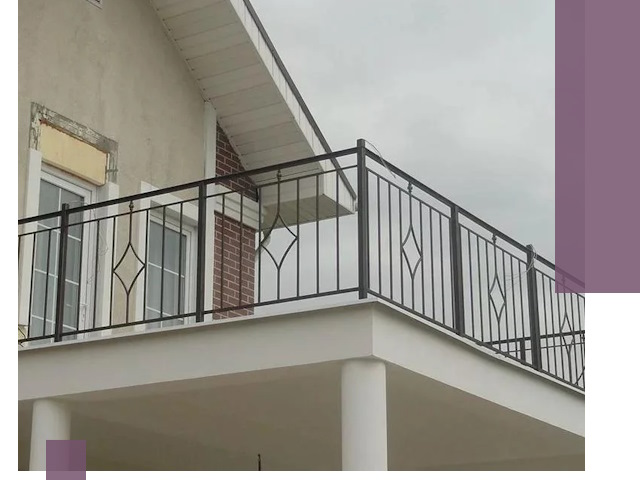 Изготовление балконных ограждений в Кандалакше из металла и стекла